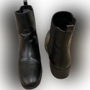 Kenneth Cole Reaction Salas Chelsea Boots in Black